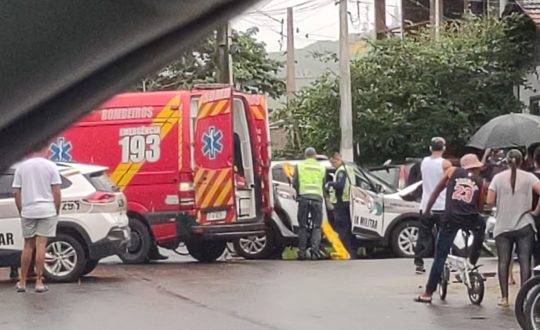 Segundo testemunhas, a viatura estava em perseguição quando colidiu frontalmente com o outro veículo