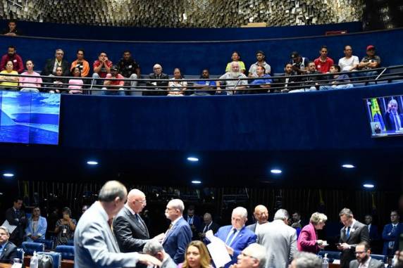 A proposta prevê a diferenciação entre usuários e traficantes, mas não descriminaliza o uso pessoal; texto segue para a Câmara dos Deputados