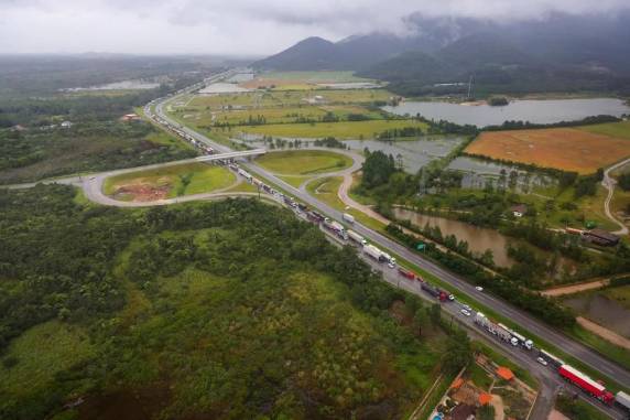 Trecho do quilômetro 233 teve bloqueio liberado parcialmente nesta terça-feira