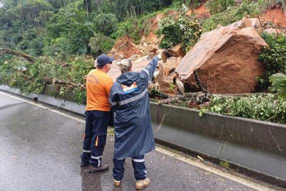 Trecho do quilômetro 233 teve bloqueio liberado parcialmente nesta terça-feira