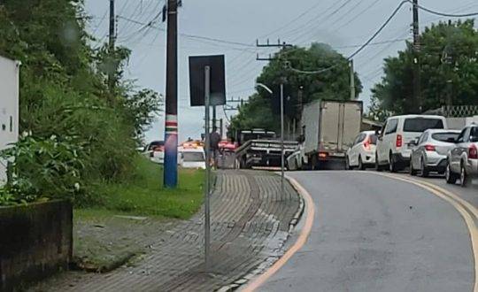 A colisão aconteceu na manhã desta quarta-feira (17) na Avenida Governador Celso Ramos