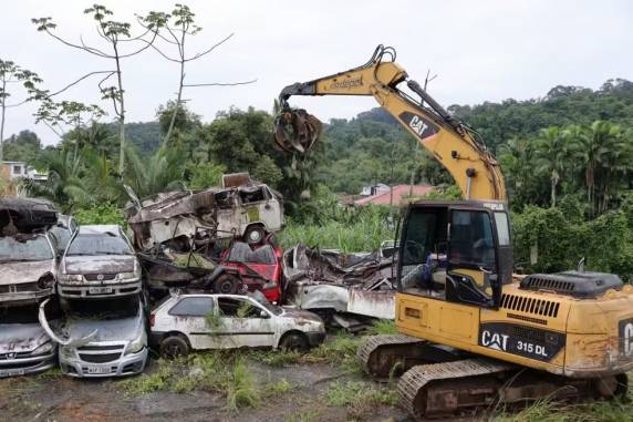 Carros e motos destruídos são aqueles que não têm condições de voltar a circular. Estado tem 157 mil casos prováveis de dengue em 2024 e 86 mortes confirmadas.