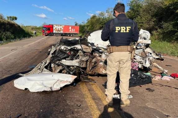 Caso envolvendo carro e dois caminhões aconteceu por volta das 15h no km 154