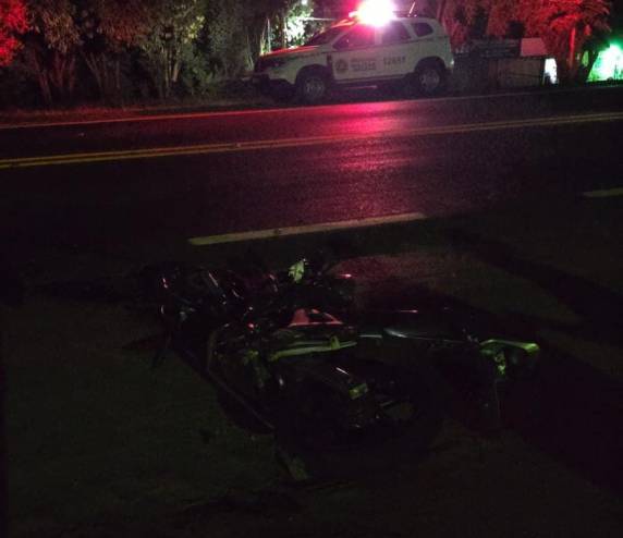 O acidente envolveu uma Motocicleta e uma caminhoneta Parati