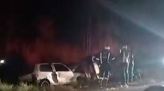 Condutor da motocicleta atingido pelo Fiat uno, faleceu no hospital, outras duas pessoas se feriram.