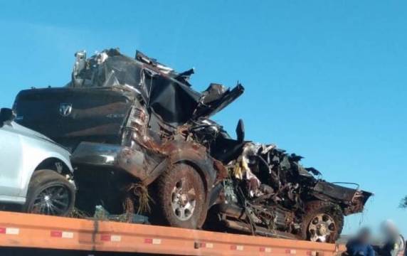 Foram envolvidos neste acidente um veículo Volkswagem Jeta, uma caminhonete Ram e um trator.