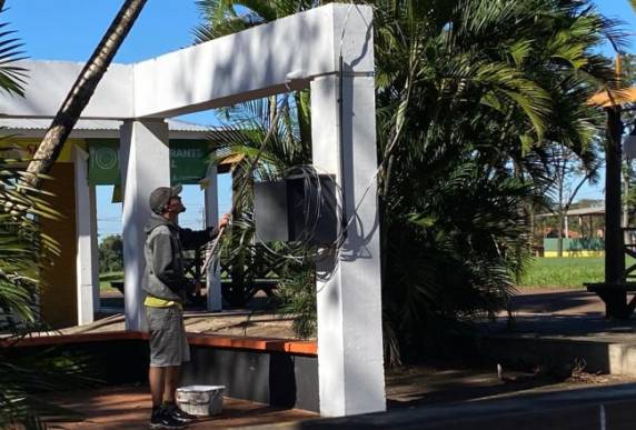 Faltam 26 dias: Trabalho segue intenso neste domingo para obras de reforma e instalação de estandes.