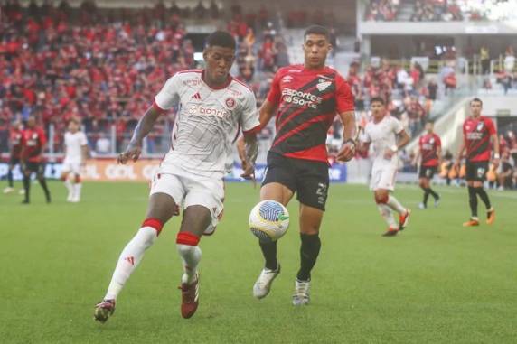 Colorado ficou com um a mais nos minutos finais e pressionou, mas golaço de Canobbio encerrou a invencibilidade colorada de 16 jogos