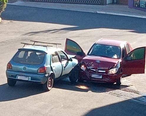 Colisão frontal ocorreu na Rua XV de Novembro