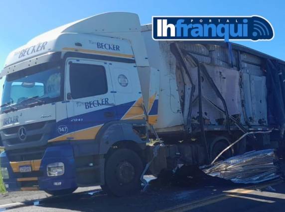 Houve uma colisão entre duas carretas, na região do Horizonte