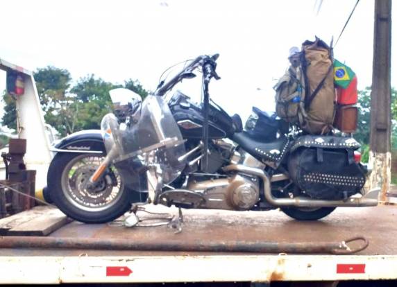 O acidente envolveu a moto da vítima e uma carreta