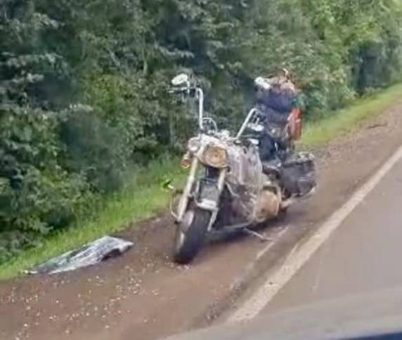 O acidente envolveu a moto da vítima e uma carreta