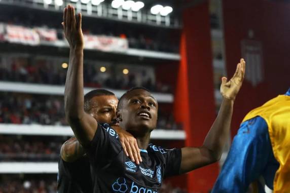 Tricolor chegou aos três pontos na tabela e renovou esperanças de classificação