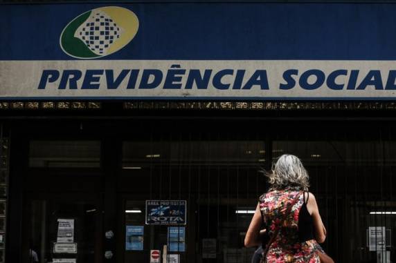 Antecipação da primeira parcela será paga junto com benefício de abril. O valor corresponde a 50% do total do abono anual. Sobre a primeira parcela não incide desconto de Imposto de Renda Retido na Fonte