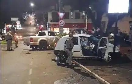 O condutor de um Fiat Palio sofreu lesões graves e precisou ser retirado das ferragens do veículo pelo Corpo de Bombeiros, sendo conduzido para o Hospital de Clínicas Ijuí pela ambulância do SAMU. 