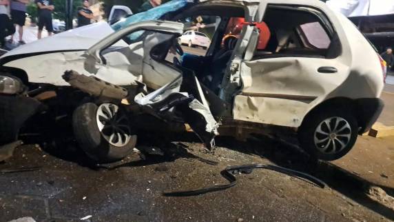 O condutor de um Fiat Palio sofreu lesões graves e precisou ser retirado das ferragens do veículo pelo Corpo de Bombeiros, sendo conduzido para o Hospital de Clínicas Ijuí pela ambulância do SAMU. 