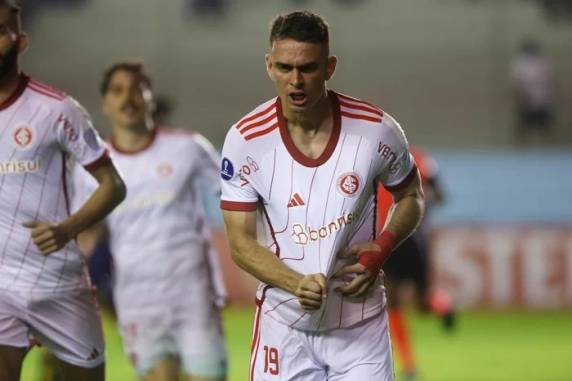 Colorado, que fez 2 a 1 no Delfín, igualou-se em pontos ao líder Belgrano, mas é segundo pelo saldo