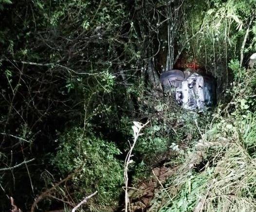 Após uma aquaplanagem caminhoneta saiu da pista e capotou na entrada de um mato