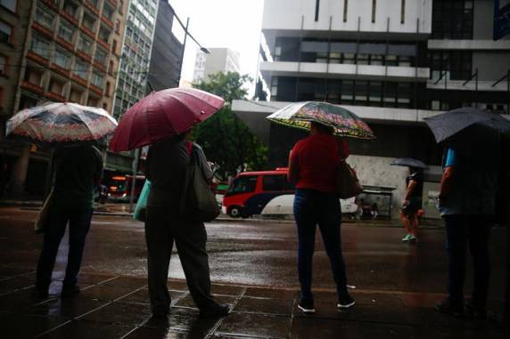 Em Porto Alegre, chove ao longo do dia