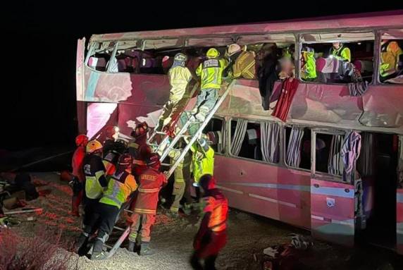 Veículo capotou em rodovia que liga o país à Argentina. Duas pessoas faleceram e 40 se feriram