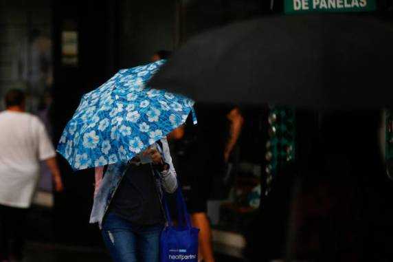 Chuva acima da média para o mês de abril, acompanhada de trovoadas e vento forte, deixa cenário de alerta entre meteorologistas e Defesa Civil