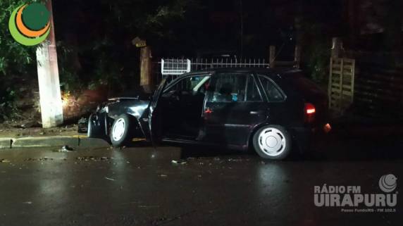 Segundo informações obtidas pelo Repórter Policial João Victor Lopes, o homem, dirigindo um VW/Gol preto, com placas de Caxias do Sul, perdeu o controle do veículo e colidiu contra um poste de concreto.