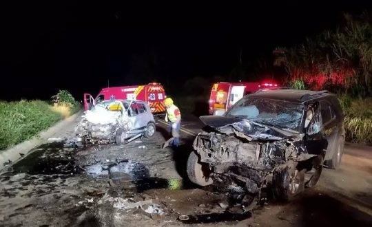 Dois carros com placas de Nova Erechim e Cunha Porã colidiram de frente, matando duas pessoas