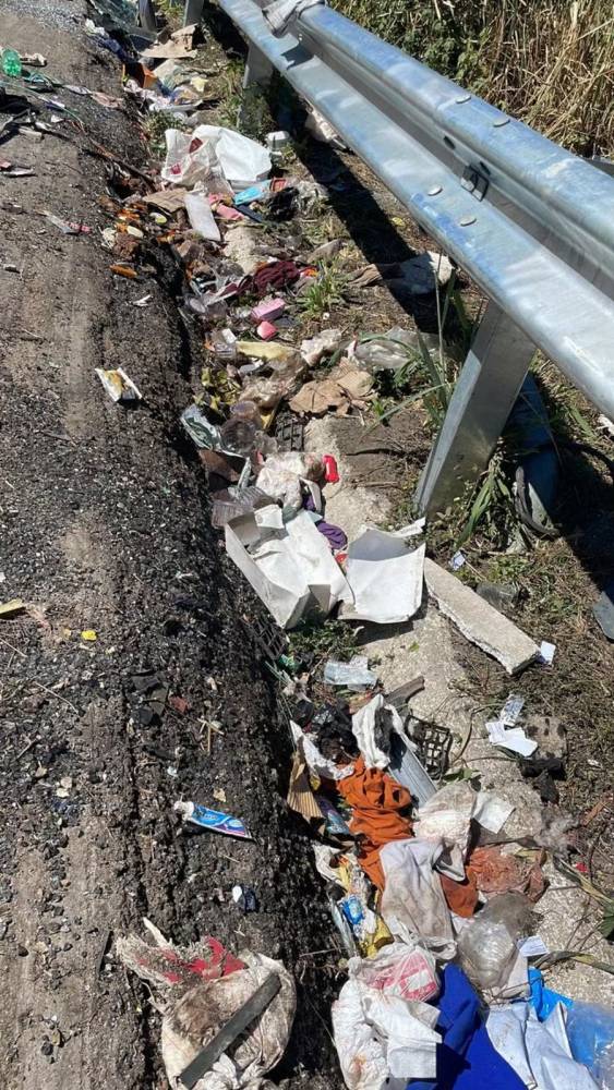 Veículo com 54 pessoas saiu de Caruaru, em Pernambuco, com destino a São Paulo. Acidente ocorreu na noite deste sábado (27), em local conhecido como 'curva da morte'.