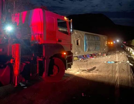 Veículo com 54 pessoas saiu de Caruaru, em Pernambuco, com destino a São Paulo. Acidente ocorreu na noite deste sábado (27), em local conhecido como 'curva da morte'.