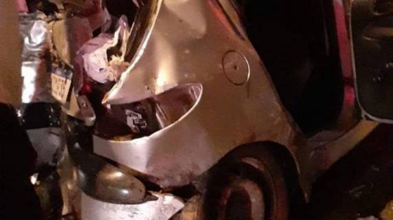 Veículo ficou completamente destruído e havia excesso de passageiros viajando no automóvel