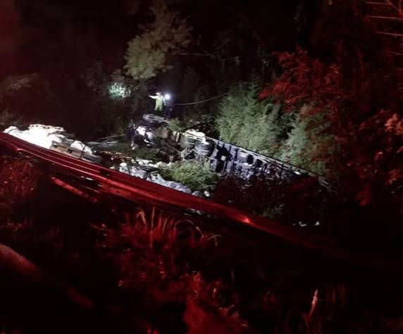 Queda aconteceu após a colisão com um carro no km 234,9, na região conhecida como Morro dos Cavalos, na noite de domingo.