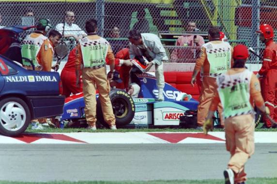 Na curva Tamburello do autódromo de Ímola, na Itália, o tricampeão de Fórmula 1 morreu ao bater o carro em uma velocidade de mais de 300 km/h. Na sexta e no sábado, dois acidentes nos treinos - sendo um com vítima fatal - anteciparam o que estaria por vir naquele triste domingo