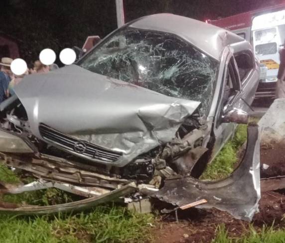 Veículo colidiu contra o a mureta do trevo de acesso a cidade