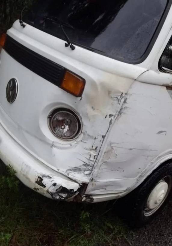 Colisão entre um carro e um kombi aconteceu na manhã desta quarta-feira (1º), por volta das 11h