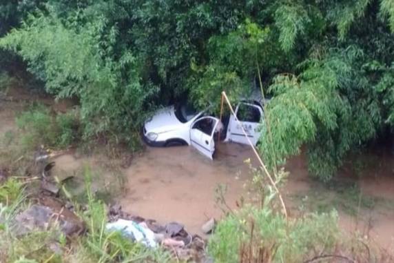 Colisão entre um carro e um kombi aconteceu na manhã desta quarta-feira (1º), por volta das 11h