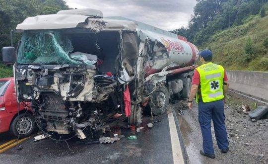 O acidente ocorreu por volta das 16h30 próximo ao limite com a cidade de Blumenau