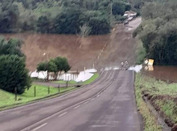 Rio Almeida transbordou e cobriu parte da rodovia
