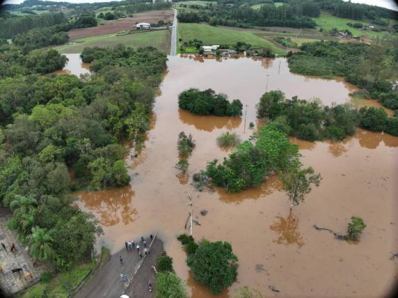 Rio Almeida transbordou e cobriu parte da rodovia