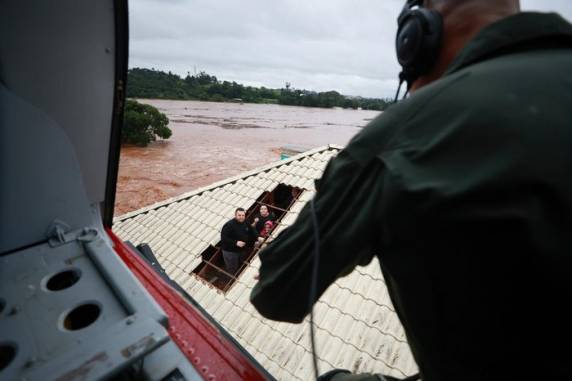 Além da menina de dois anos, outras quatro pessoas também foram retiradas do telhado de uma residência; ainda há municípios inacessíveis por meio aéreo