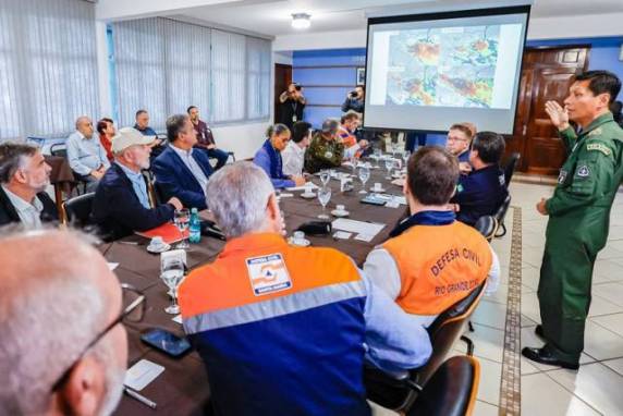 O anúncio oficial do adiamento foi feito pela ministra da Gestão e da Inovação em Serviços Públicos, Esther Dweck, e pelo ministro-chefe da Secretaria de Comunicação Social da Presidência da República, Paulo Pimenta.