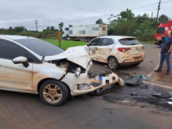 Dois veículos de passeio colidiram