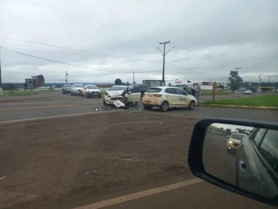 Dois veículos de passeio colidiram