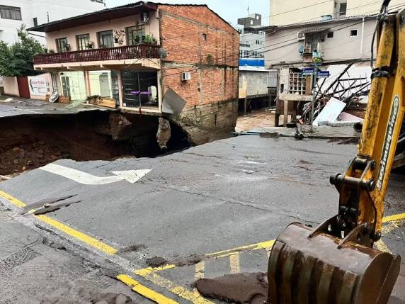Primeira morte foi confirmada pelos bombeiros no estado. Risco de deslizamentos, desabamentos e enxurradas é alto, segundo a Defesa Civil.