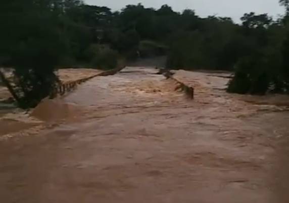 Ponte na divisa entre Horizontina e Crissiumal está coberta pela água do rio