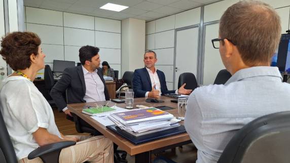 Reunião na Sesan para tratar da aquisição de cestas ao RS