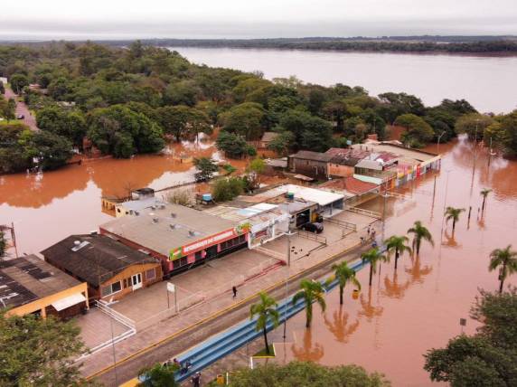 O Prefeito Eduardo Bonotto que acompanha o trabalho reforça o pedido para que todos aqueles que estejam em áreas que podem vir a serem atingidas pelas águas do rio, que procurem abrigo ou local seguro.