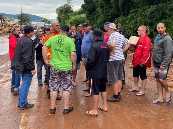 Grupo está preso entre Marques de Souza e Pouso Novo desde 1º de maio