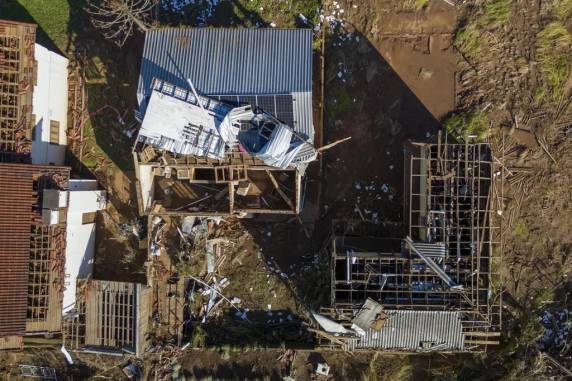 Mesmo com rio baixo, localidades seguem isoladas pelo deslizamento de terra. Cidade ainda não possui praticamente nada de energia elétrica, água, nem sinal de telefonia