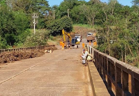 Ponte baixa que liga os municípios na localidades de Pranchada e Lajeado Nass, continua submersa