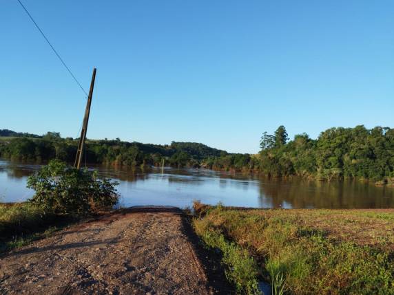 Ponte baixa que liga os municípios na localidades de Pranchada e Lajeado Nass, continua submersa